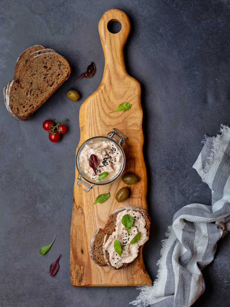 Thunfisch-Rillettes mit Frischkäse, Sardellen und frischem Brot – die französische Bistro-Vorspeise zum Aperitif