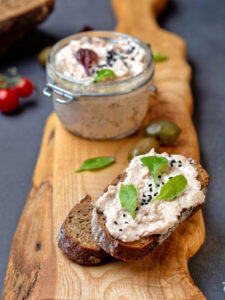 Thunfisch-Rillettes mit Frischkäse, Sardellen und frischem Brot – die französische Bistro-Vorspeise zum Aperitif