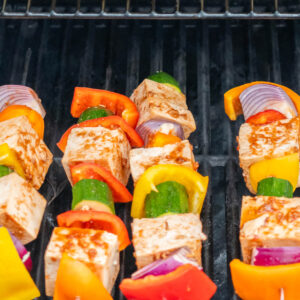 Tofu-Kebab vegetarisch mit Gemüse vom Grill