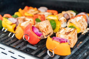 Tofu-Kebab vom Grill mit pikanter Marinade und Gemüse – die vegetarische Spieß-Alternative