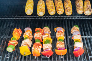 Tofu-Kebab vom Grill mit pikanter Marinade und Gemüse – die vegetarische Spieß-Alternative
