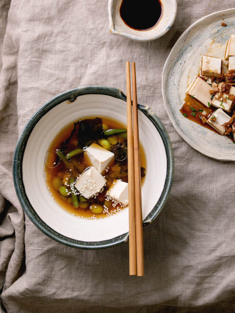 Tofu-Miso-Suppe mit Wakame und Frühlingszwiebeln – die klassische japanische Brühe für jeden Tag