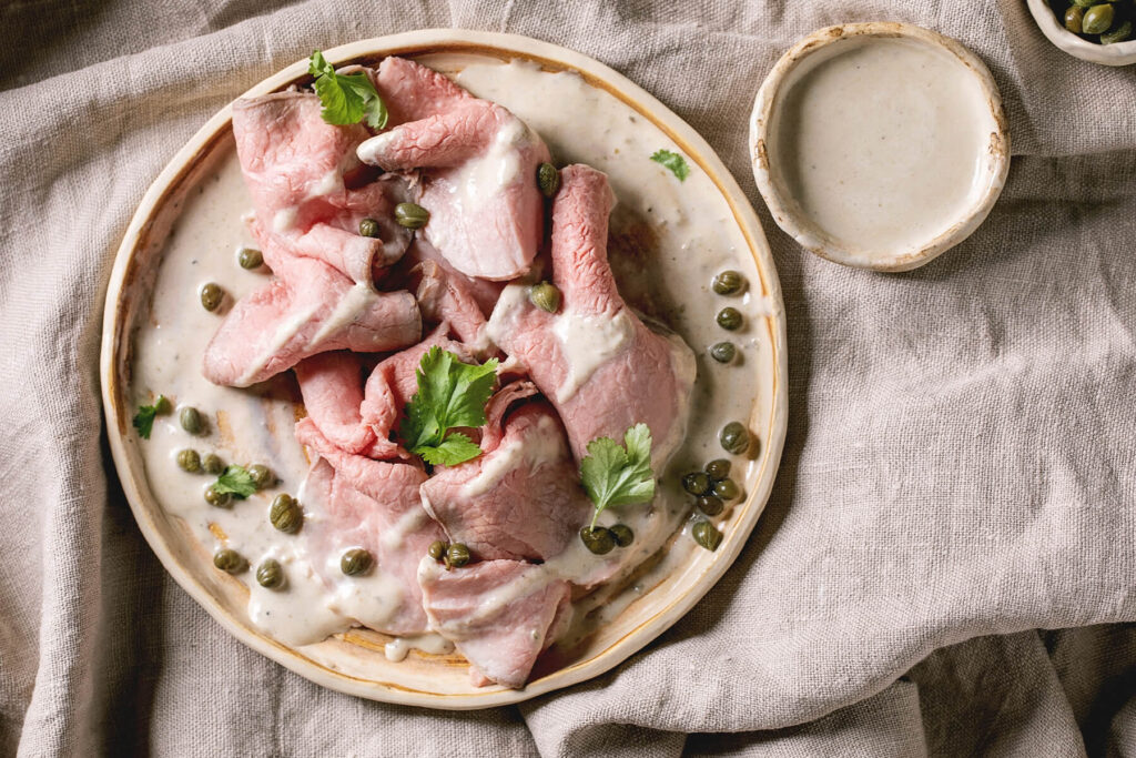 Vitello Tonnato klassisch piemontesisch – dünn geschnittenes Kalbfleisch mit Thunfisch-Soße