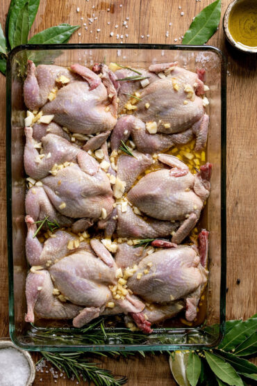 Mediterrane Wachteln in Knoblauch-Olivenöl-Rosmarin-Marinade aus dem Backofen