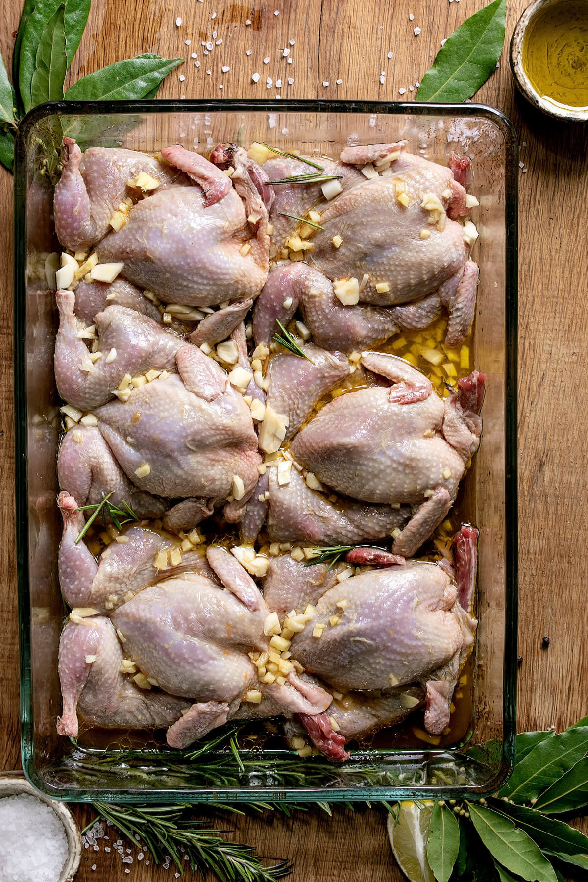 Mediterrane Wachteln in Knoblauch-Olivenöl-Rosmarin-Marinade aus dem Backofen