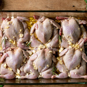 Wachteln in Knoblauch-Rosmarin-Marinade