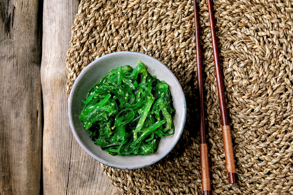 Wakame-Chuka-Salat mit Sesam