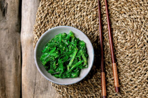 Wakame-Chuka-Salat mit Sesam
