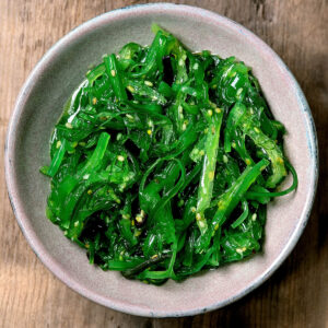 Wakame-Chuka-Algensalat mit Sesam in Keramikschale