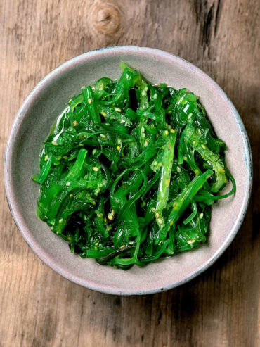 Wakame-Chuka-Algensalat mit Sesam in Keramikschale