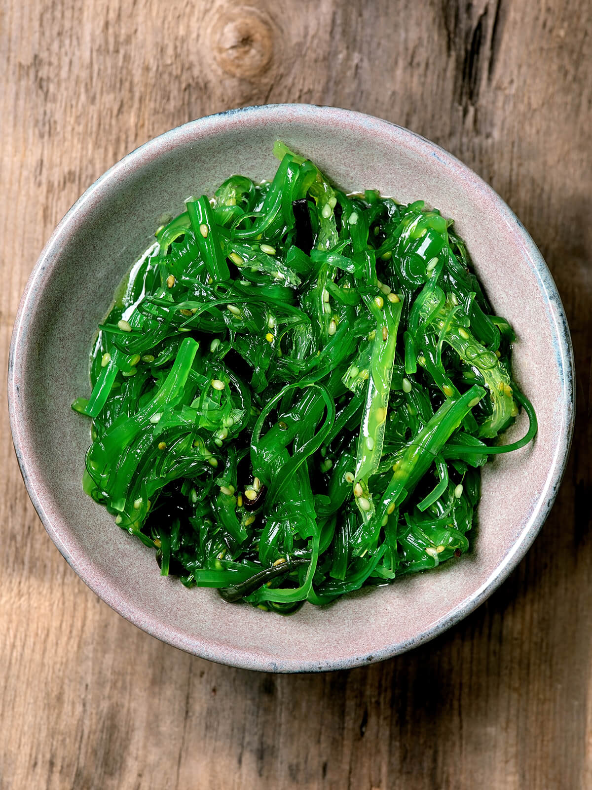 Wakame-Chuka-Algensalat mit Sesam in Keramikschale
