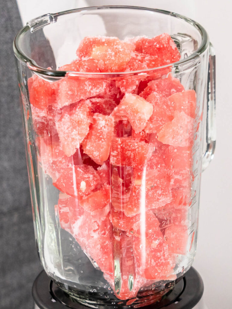 Wassermelonen-Margarita mit Salzrand und Limette