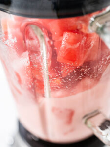Wassermelonen-Margarita mit gefrorener Wassermelone – der frische Slush-Cocktail für heiße Sommer-Abende