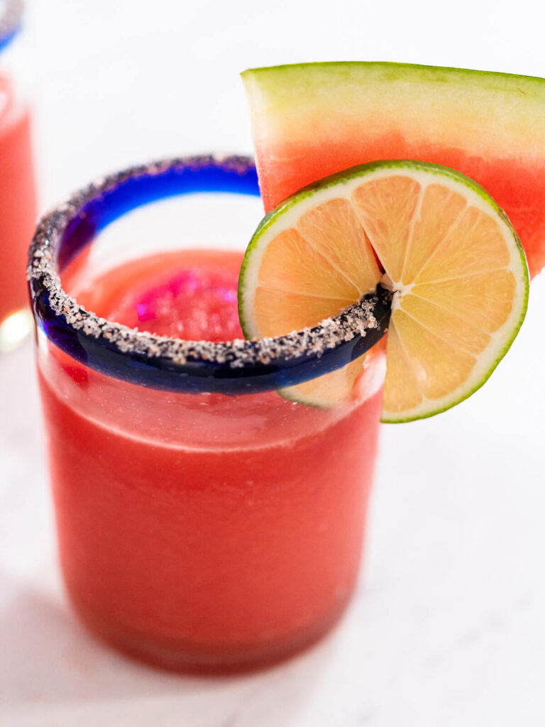 Wassermelonen-Margarita als rosa Slush mit Salzrand und Limette