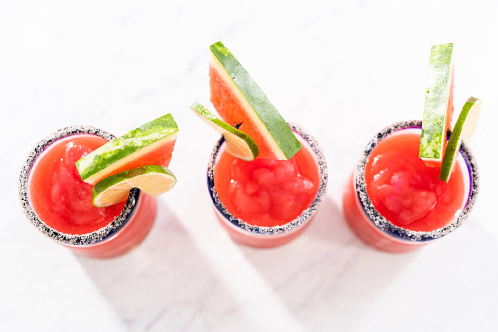 Wassermelonen-Margarita mit gefrorener Wassermelone – der frische Slush-Cocktail für heiße Sommer-Abende
