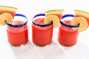 Wassermelonen-Margarita mit gefrorener Wassermelone – der frische Slush-Cocktail für heiße Sommer-Abende