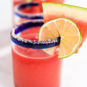 Wassermelonen-Margarita mit gefrorener Wassermelone – der frische Slush-Cocktail für heiße Sommer-Abende