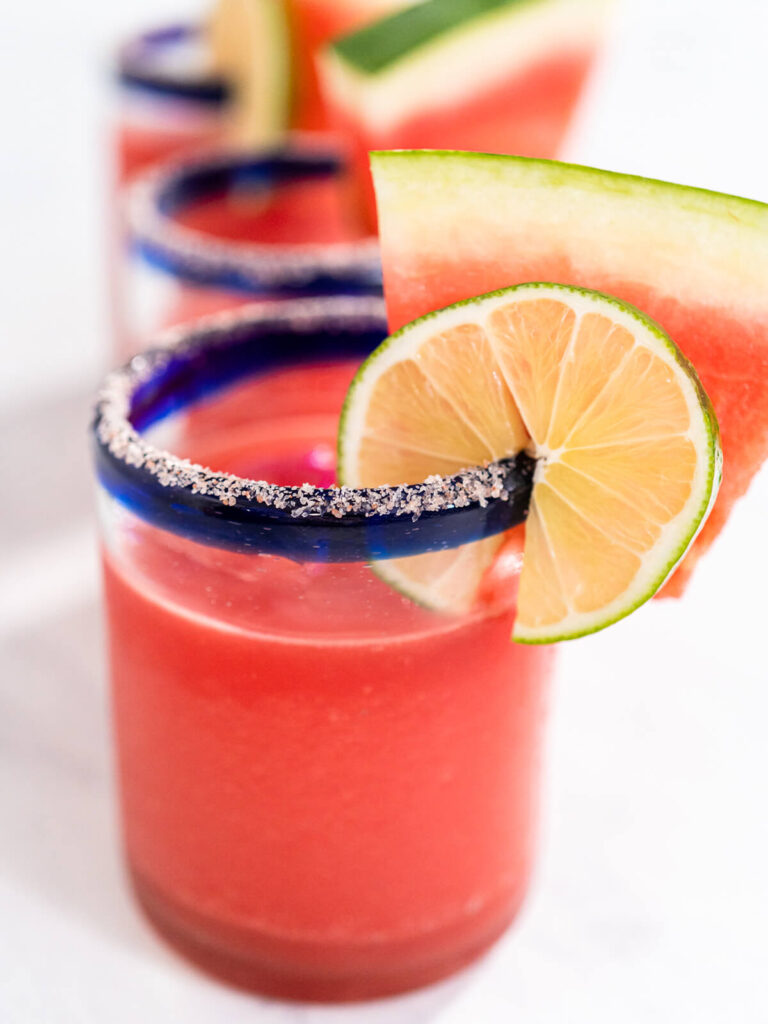 Wassermelonen-Margarita mit gefrorener Wassermelone – der frische Slush-Cocktail für heiße Sommer-Abende