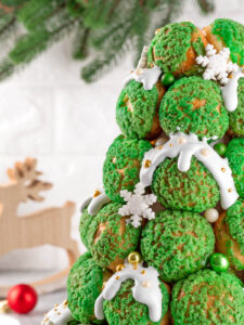 Weihnachts-Croquembouche als Tannenbaum