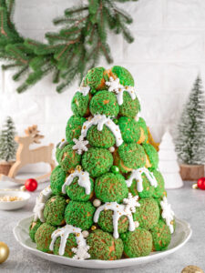 Weihnachts-Croquembouche mit Karamell, Schokolade und Zuckerstreuseln – das festliche französische Brandteig-Türmchen