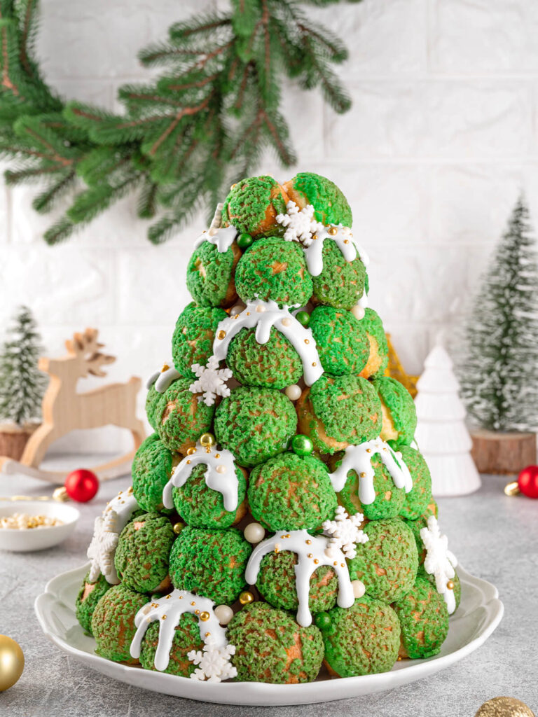 Weihnachts-Croquembouche mit Karamell, Schokolade und Zuckerstreuseln – das festliche französische Brandteig-Türmchen