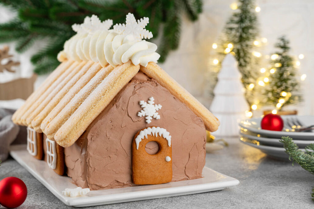 Weihnachts-Schokoladen-Hauskuchen mit Puderzucker-Schnee – die festliche Schichten-Torte im Hexenhäuschen-Design