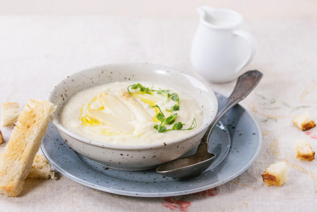 Weiße Spargel-Cremesuppe mit Croûtons