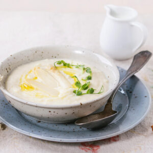 Weiße Spargel-Cremesuppe mit Croûtons