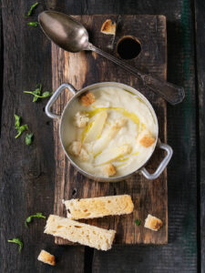 Weiße Spargel-Cremesuppe mit Sahne und Croûtons – die elegante Frühlings-Klassik aus der norddeutschen Tradition