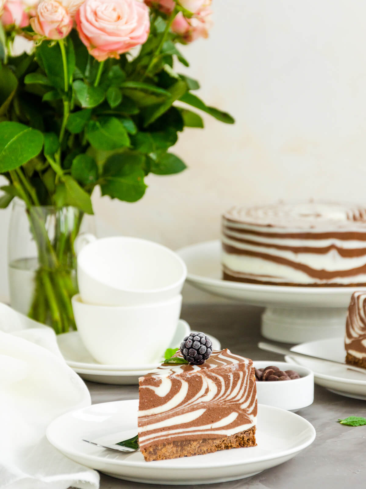 Zebra-Marmor-Cheesecake mit Vanille und Schokoladen-Schichten Querschnitt