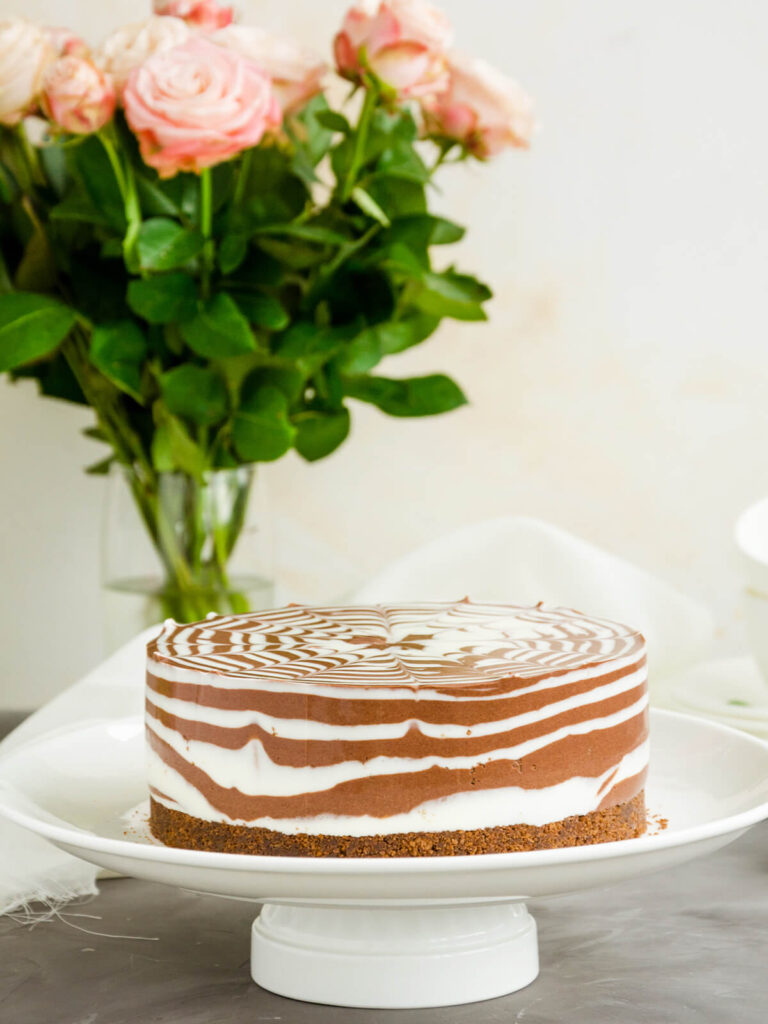 Zebra-Marmor-Cheesecake ohne Backen mit Vanille- und Schokoladen-Schichten – die optische Eleganz im Glas