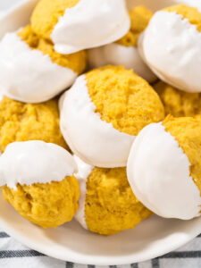 Weiche Zitronen-Cookies halb in weißer Schokolade getaucht