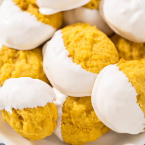 Weiche Zitronen-Cookies halb in weißer Schokolade getaucht