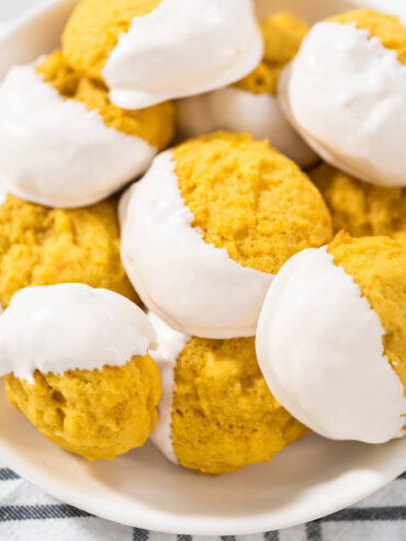 Weiche Zitronen-Cookies halb in weißer Schokolade getaucht