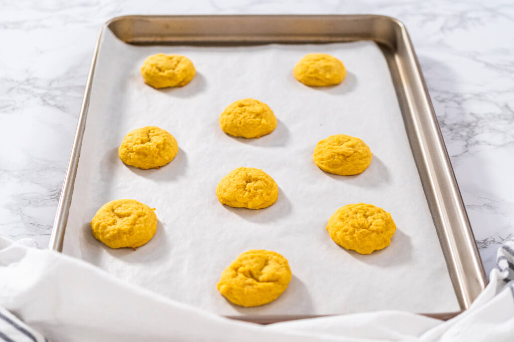 Weiche Zitronen-Cookies halb in weißer Schokolade getaucht