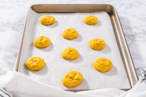 Weiche Zitronen-Cookies halb in weißer Schokolade getaucht
