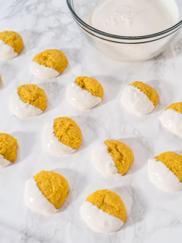 Weiche Zitronen-Cookies halb in weißer Schokolade getaucht