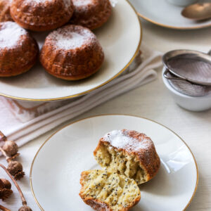 Zitronen-Mohn-Mini-Gugelhupf-Muffins mit Puderzucker und Tee