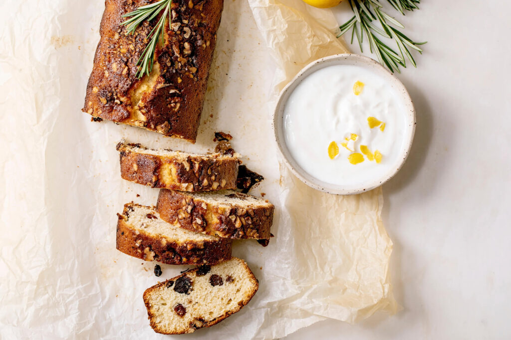 Zitronen-Pound-Cake mit Rosmarin, Walnüssen und Rosinen – die englische Tea-Time-Tradition mit floraler Note