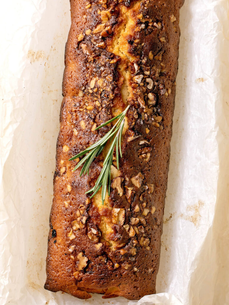 Zitronen-Pound-Cake mit Rosmarin, Walnüssen und Rosinen – die englische Tea-Time-Tradition mit floraler Note