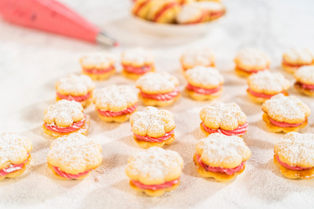 Zitronen-Spritzgebäck mit Cranberry-Buttercreme