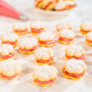 Zitronen-Spritzgebäck mit Cranberry-Buttercreme