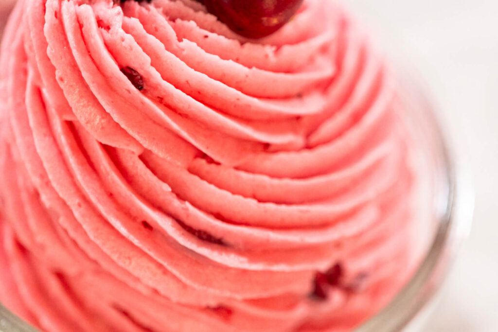 Zitronen-Spritzgebäck mit Cranberry-Buttercreme – die festlichen Sandwich-Plätzchen für die Plätzchen-Tafel
