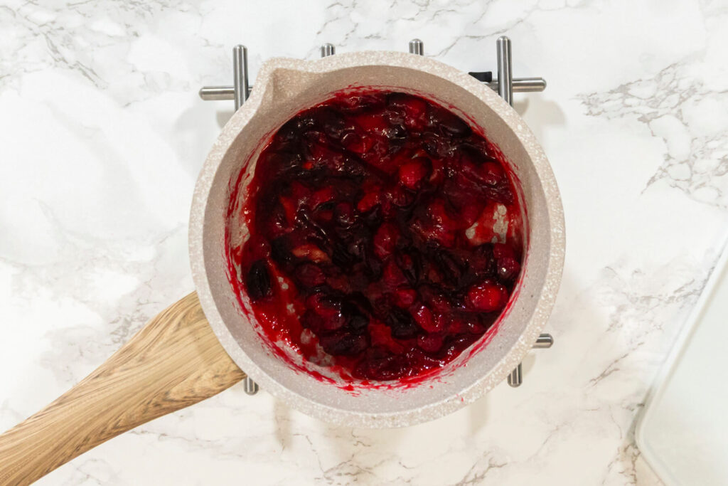 Zitronen-Spritzgebäck mit Cranberry-Buttercreme – die festlichen Sandwich-Plätzchen für die Plätzchen-Tafel
