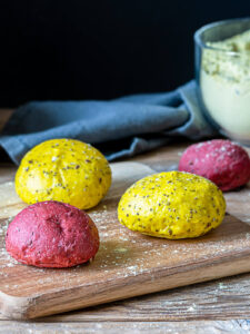 Bunte Brötchen mit Rote Bete und Kurkuma
