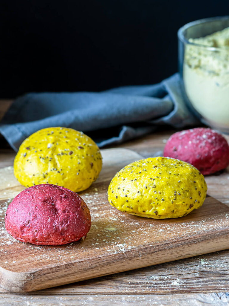 Bunte Brötchen mit Roter Bete und Kurkuma