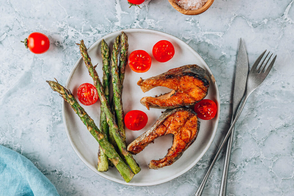 Gegrillter Lachs mit grünem Spargel
