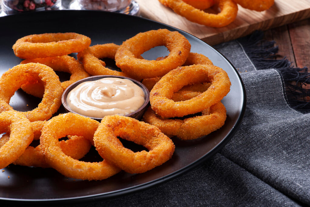 Knusprige Zwiebelringe mit scharfer Dip-Sauce