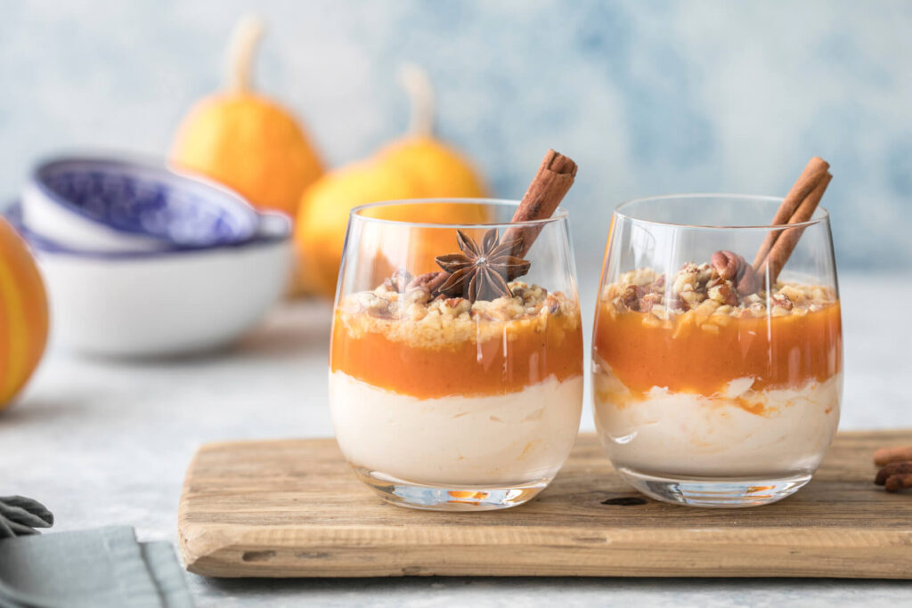 Herbstliches Kürbis-Trifle im Glas mit Pekannüssen