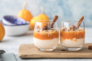 Herbstliches Kürbis-Trifle im Glas mit Pekannüssen